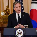 El secretario de Estado estadounidense Antony Blinken se dirige a los medios de comunicación durante su visita a Corea del Sur