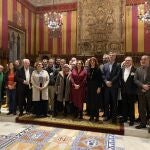 Representantes de los grupos municipales de Barcelona que han apoyado el plan de usos del Eixample junto a vecinos y comerciantes del distrito tras la aprobación de la regulación en el pleno extraordinario