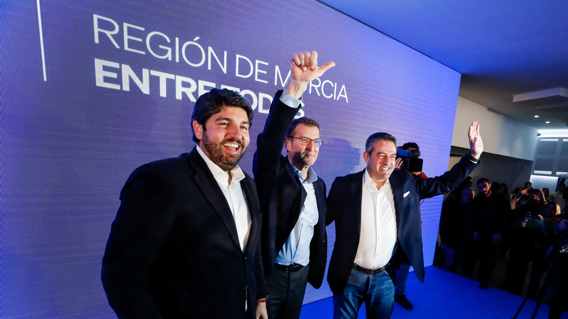 El presidente del Partido Popular, Alberto Núñez Feijóo, y el presidente de la Región de Murcia, Fernando López Miras, intervienen en el acto de presentación del candidato del PP a la alcaldía de Alcantarilla, Joaquín Buendía