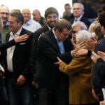 El alcalde de Alcantarilla, Joaquín Buendía; el presidente del Partido Popular (PP), Alberto Núñez Feijóo, y el presidente del Partido Popular de la Región de Murcia, Fernando López Miras, a su llegada al acto de presentación del alcaldable de Alcantarilla.