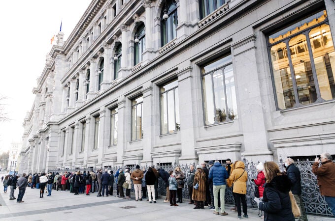 Decenas de personas hacen cola para contratar Letras del Tesoro, en el Banco de España