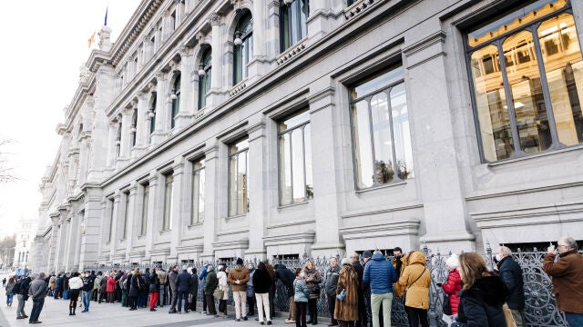 Decenas de personas hacen cola para contratar Letras del Tesoro, en el Banco de España