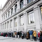 Decenas de personas hacen cola para contratar Letras del Tesoro, en el Banco de España