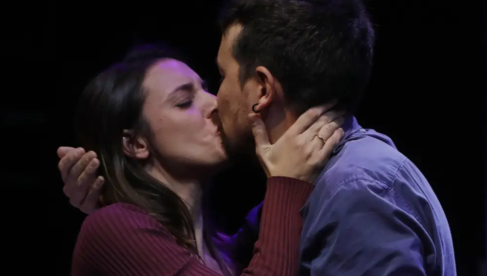 Beso entre Irene Montero y Pablo Iglesias
