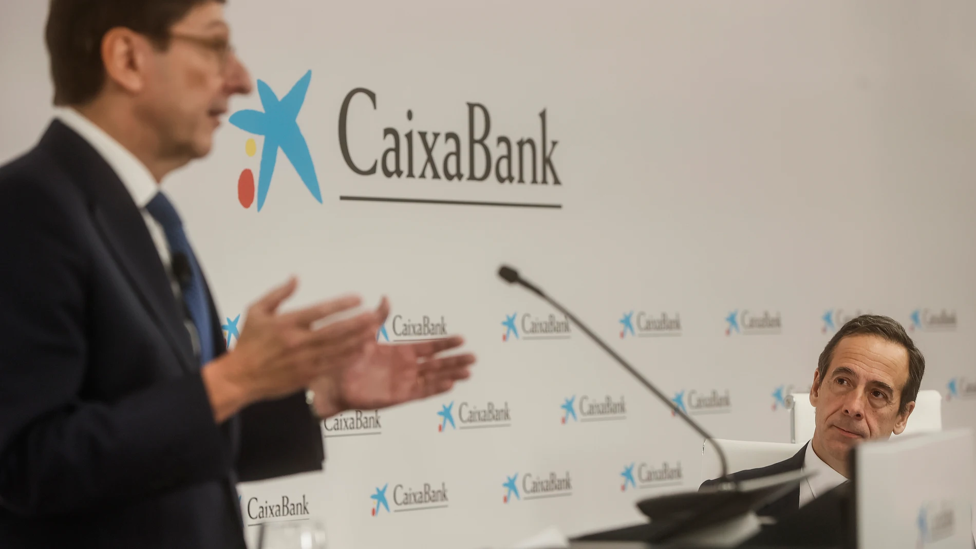 El presidente de Caixabank, José Ignacio Goirigolzarri, interviene durante la presentación de los resultados de CaixaBank, junto al consejero delegado, Gonzalo Gortázar