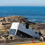 Cuatro personas que viajaban en un microbús han resultado heridas de diferente consideración al salirse el vehículo de la calzada en Cabo Silleiro, en el municipio pontevedrés de Baiona.