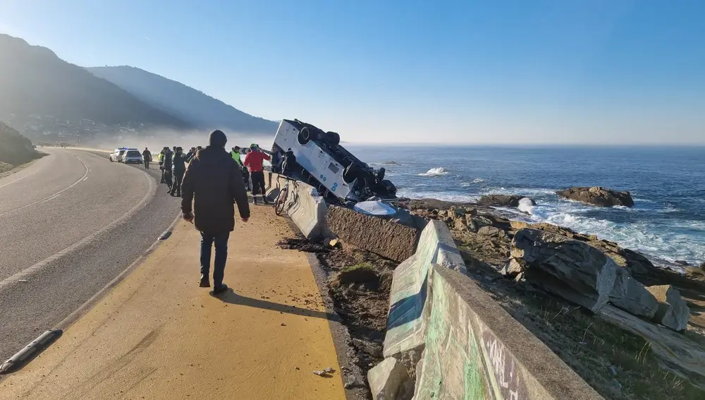 El vehículo volcó en una zona rocosa que transcurre por un tramo de costa mientras realizaba un servicio de línea entre A Guarda y Baiona.