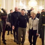 Volodomir Zelenski, junto a Ursula Von der Leyen y Charles Michel, ayer en Kyiv
