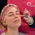 Las cremas y el maquillaje no solo dibujan contornos y tapan imperfecciones, sino que sirven para ganar confianza y mejorar la autoestima de muchas mujeres que enfrentan cada día el cáncer y les permite compartir experiencia con otras en su misma situación. Así son los talleres del programa 'Ponte guapa, te sentirás mejor' que organiza la Fundación Stampa, con la mediación de la Asociación Española Contra el Cáncer (AECC). Es el caso de Laura Rodríguez, de 29 años y afectada por un cáncer de mama, que llega al Hospital Universitario Río Hortega de Valladolid para encontrarse con una decena de participantes de esta actividad en la modalidad "online"