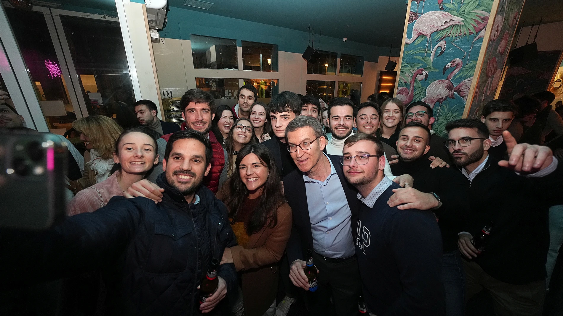 Foto del encuentro del presidente del PP, Alberto Núñez Feijóo, con jóvenes en Valencia.