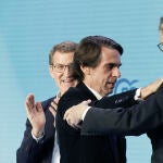 El expresidente José María Aznar (c) saluda a Mariano Rajoy (d), hoy sábado en Valencia donde el líder del PP, Alberto Núñez Feijóo (i), protagoniza un nuevo acto de precampaña electoral en forma de Intermunicipal