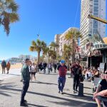 Paseo Marítimo de Benidorm, lleno de turistas