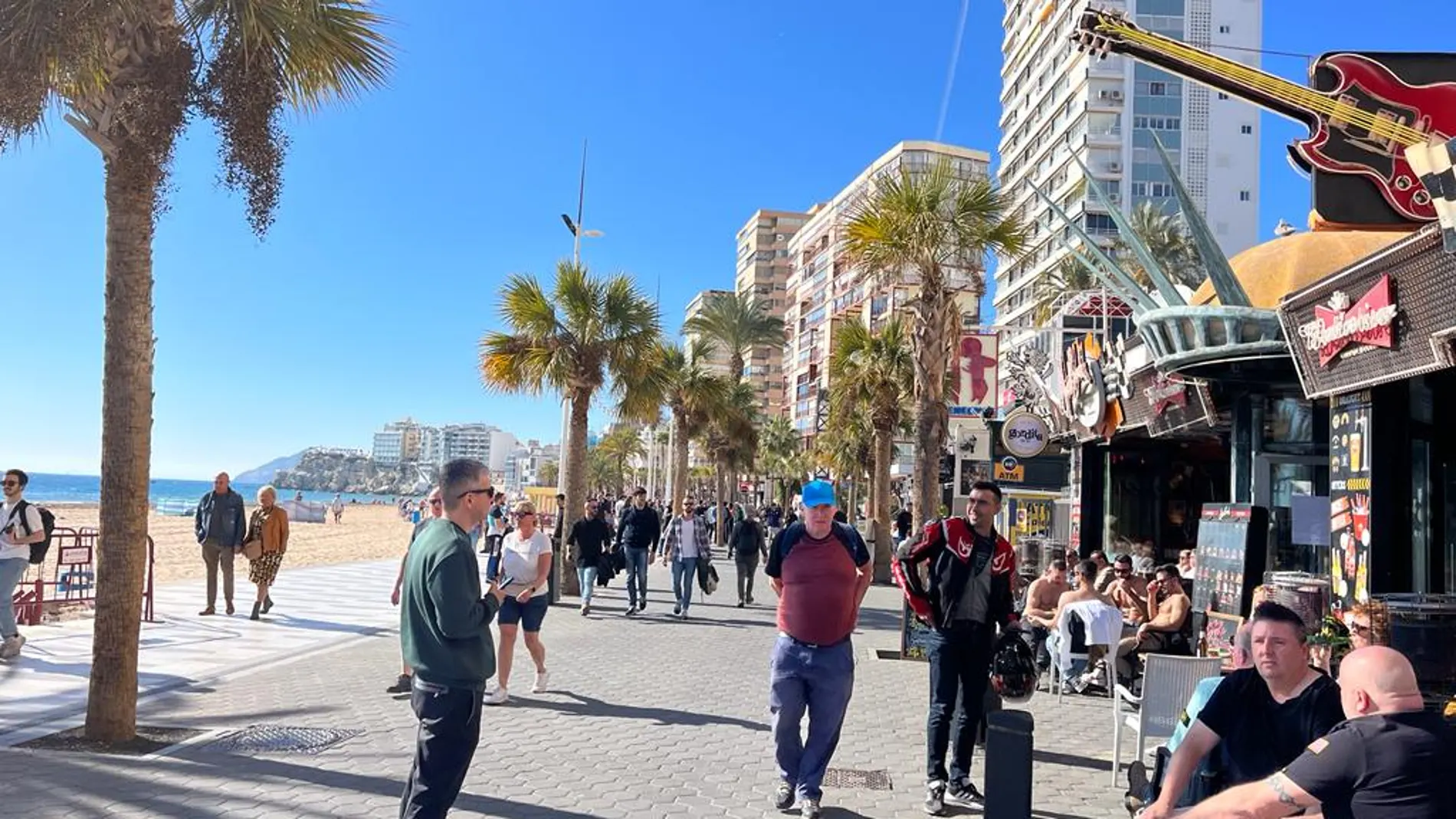 Paseo Marítimo de Benidorm, lleno de turistas