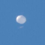 Un globo de gran altitud, que según el gobierno estadounidense es chino, es visto mientras continúa su trayectoria de varios días a través del norte de Estados Unidos en Charlotte, Carolina del Norte