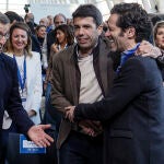 El presidente del Partido Popular (PP), Alberto Núñez Feijóo, saluda al presidente del PP valenciano, Carlos Mazón, y al portavoz del comité de campaña del PP, Borja Semper