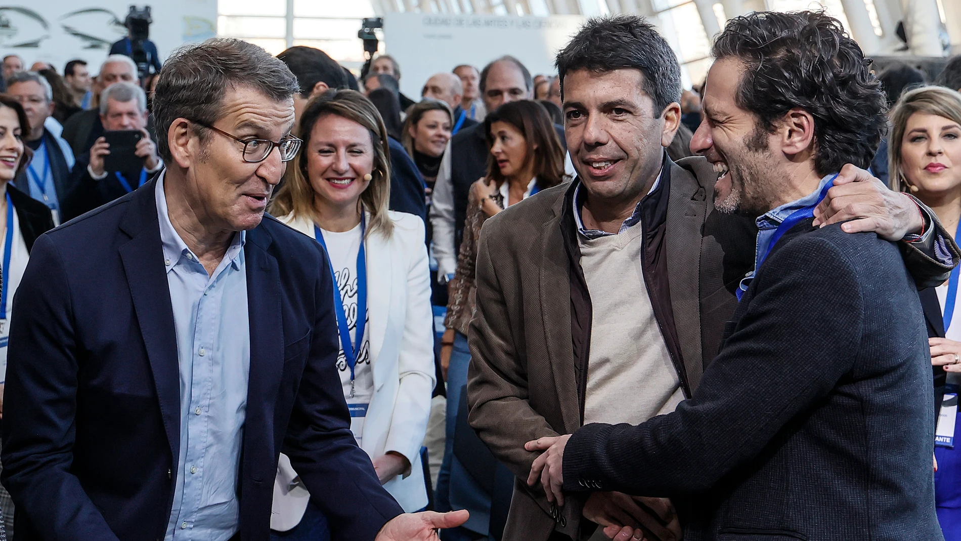 El presidente del Partido Popular (PP), Alberto Núñez Feijóo, saluda al presidente del PP valenciano, Carlos Mazón, y al portavoz del comité de campaña del PP, Borja Semper