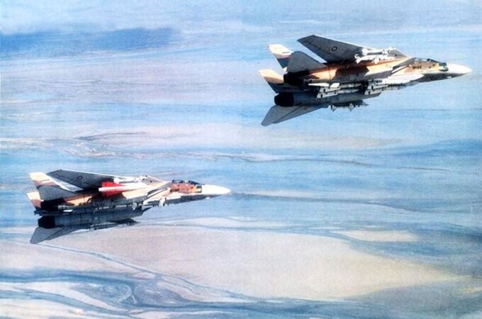 Dos Cazas F-14A Tomcat de la Fuerza Aérea de Irán armados con múltiples misiles