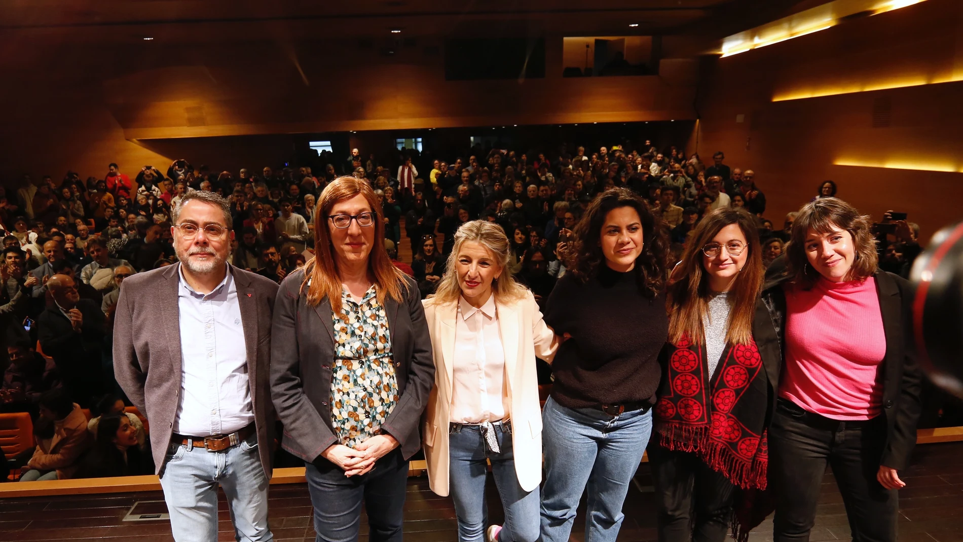 La secretaria de Derechos y Libertades LGBTIQ+ de la plataforma política Sumar, Marina Sáenz (2i) y la vicepresidenta segunda del Gobierno, Yolanda Díaz (3i), posan durante un acto de escucha de Sumar, en Fundos Fórum, a 4 de febrero de 2023, en Valladolid, Castilla y León (España)