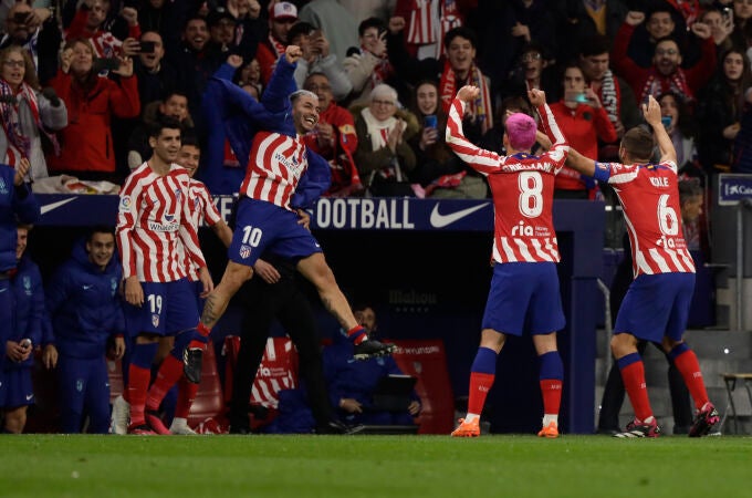 Correa celebró desde el banquillo su gol en el Atlético de Madrid- Getafe
