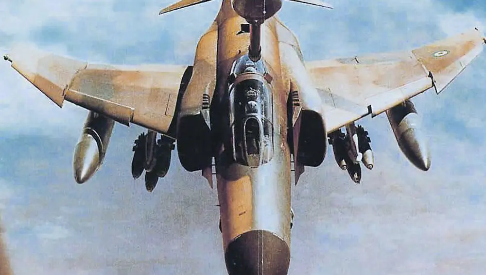 Un F-4E Phantom II iraní se reabastecimiento de combustible a través de un Boeing KC-707, durante la Guerra Irán-Irak