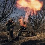 Soldados ucranianos disparan morteros remolcados estriados MO-120-RT-61 de 120 mm franceses contra posiciones rusas en la línea del frente cerca de Bakhmut, región de Donetsk, Ucrania.