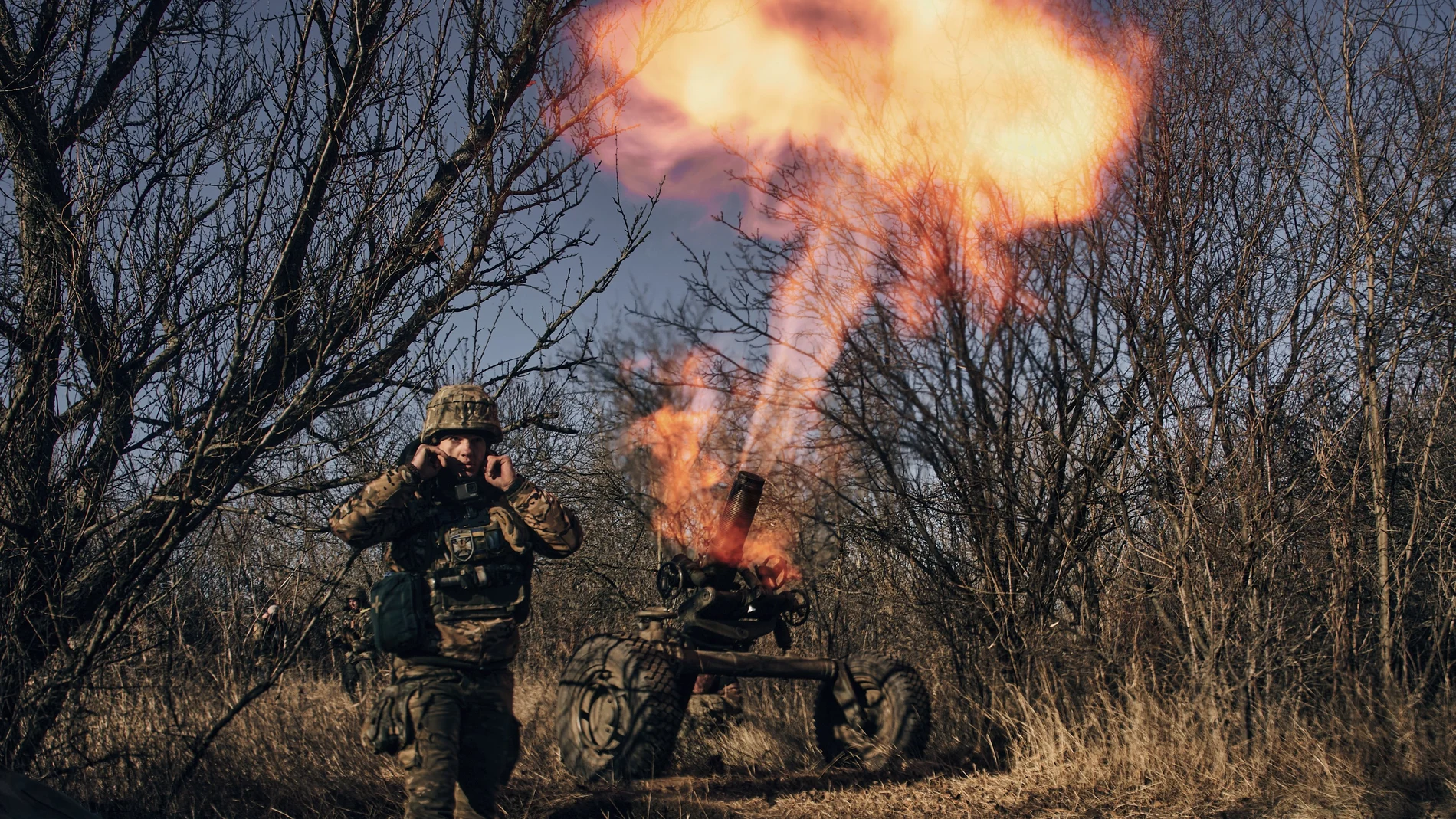 Soldados ucranianos disparan morteros remolcados estriados MO-120-RT-61 de 120 mm franceses contra posiciones rusas en la línea del frente cerca de Bakhmut, región de Donetsk, Ucrania.