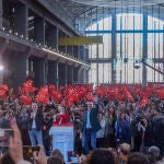 Pedro Sánchez (d), presenta a Reyes Maroto, como candidata a la alcaldía de Madrid, en La Nave, en Villaverde
