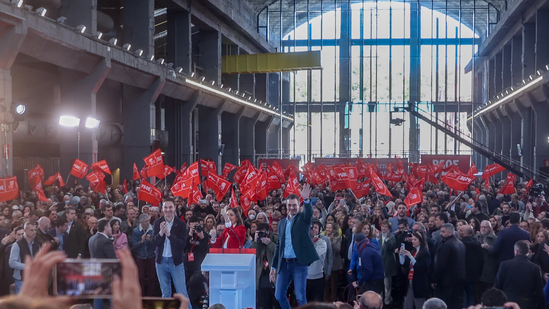 Pedro Sánchez (d), presenta a Reyes Maroto, como candidata a la alcaldía de Madrid, en La Nave, en Villaverde