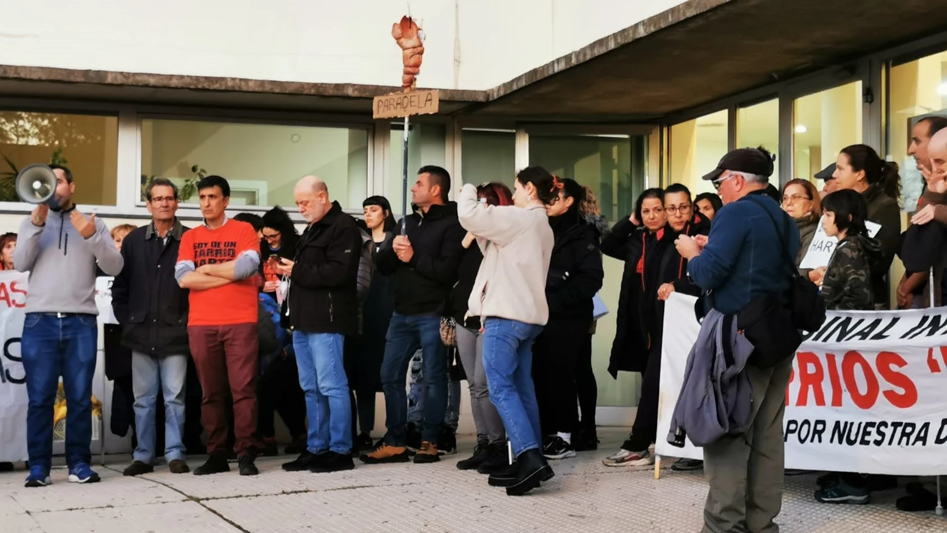 Encierro en el Centro Cívico de Su Eminencia como protesta ante los cortes de luz. BARRIOS HARTOS