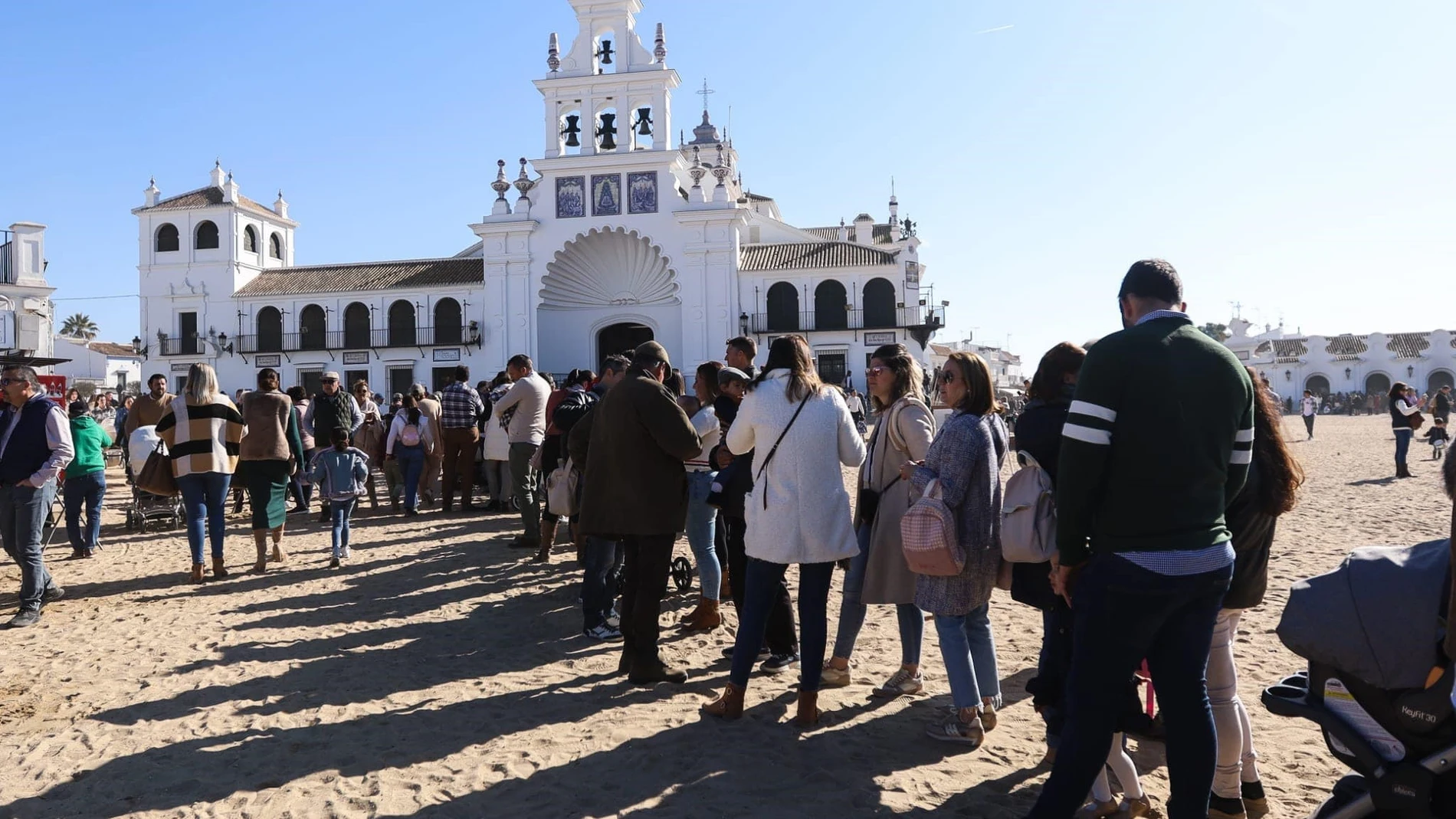 Cola en la Ermita del Rocío para la presentación de los niños a la Virgen. HERMANDAD MATRIZ DE ALMONTE
