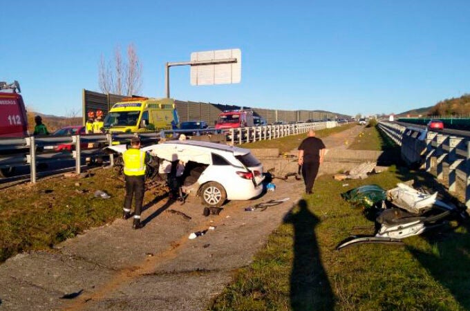 Accidente de tráfico en el término municipal de Torre del Bierzo (León) en el que un hombre resultó fallecido, una mujer herida grave y otra leve