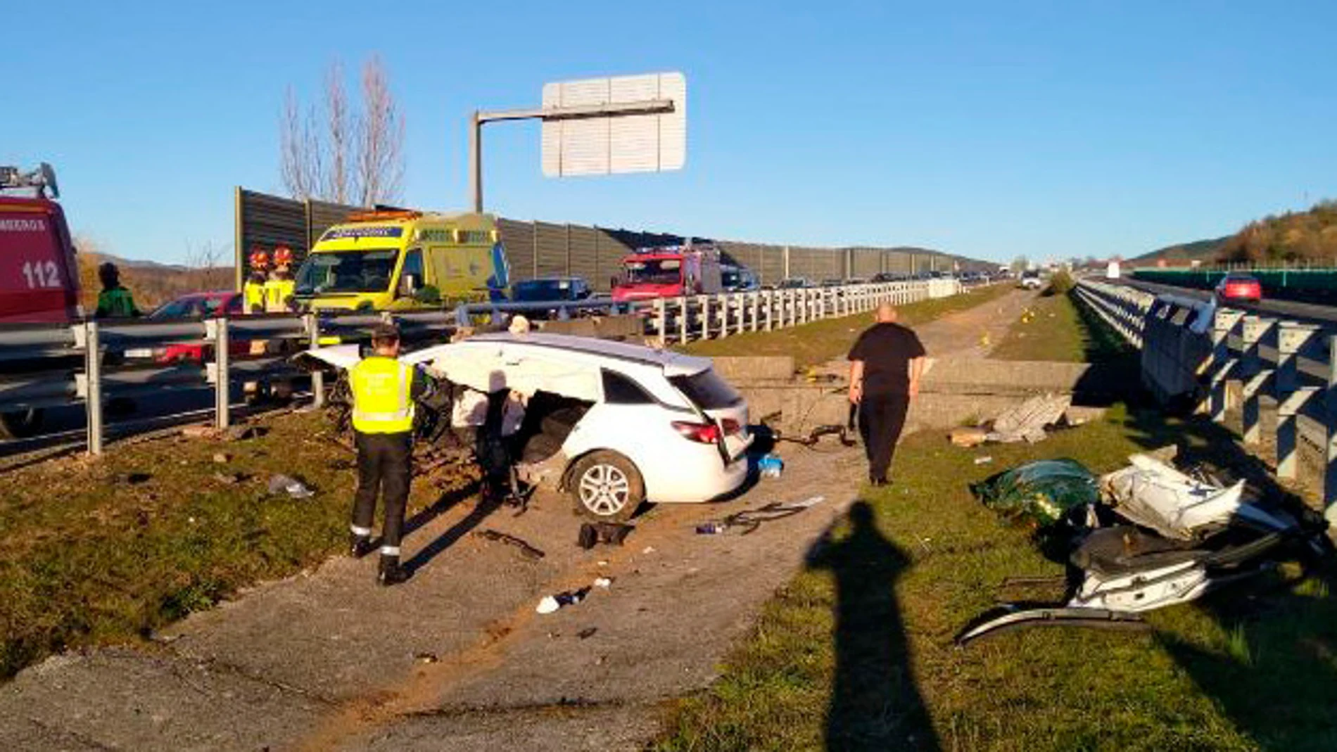 Accidente de tráfico en el término municipal de Torre del Bierzo (León) en el que un hombre resultó fallecido, una mujer herida grave y otra leve