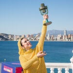 La vencedora del Benidorm Fest, Blanca Paloma, posa con su galardón en el Mirador del Castillo, a 5 de febrero de 2023, en Benidorm, Alicante, Comunidad de Valencia (España). La artista ilicitana ha sido la elegida, con su canción 'Eaea'