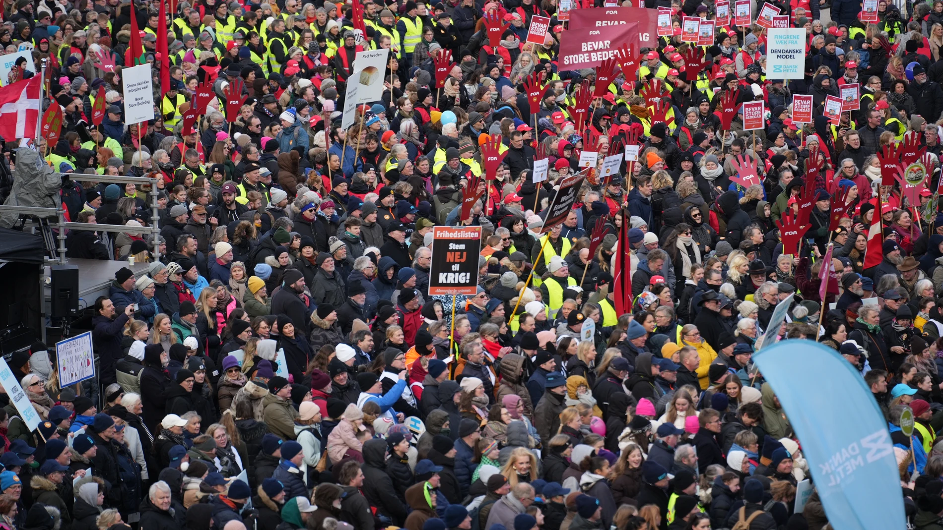 Manifestantes se reúnen en la plaza Christiansborg frente al Parlamento danés en Copenhague, Dinamarca