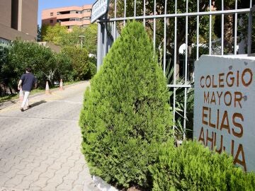 Entrada del Colegio Mayor Elías Ahúja en Madrid