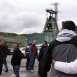 Familiares y amigos de los fallecidos a la entrada del Pozo Emilio del Valle en la localidad leonesa de Llombera de Gordón