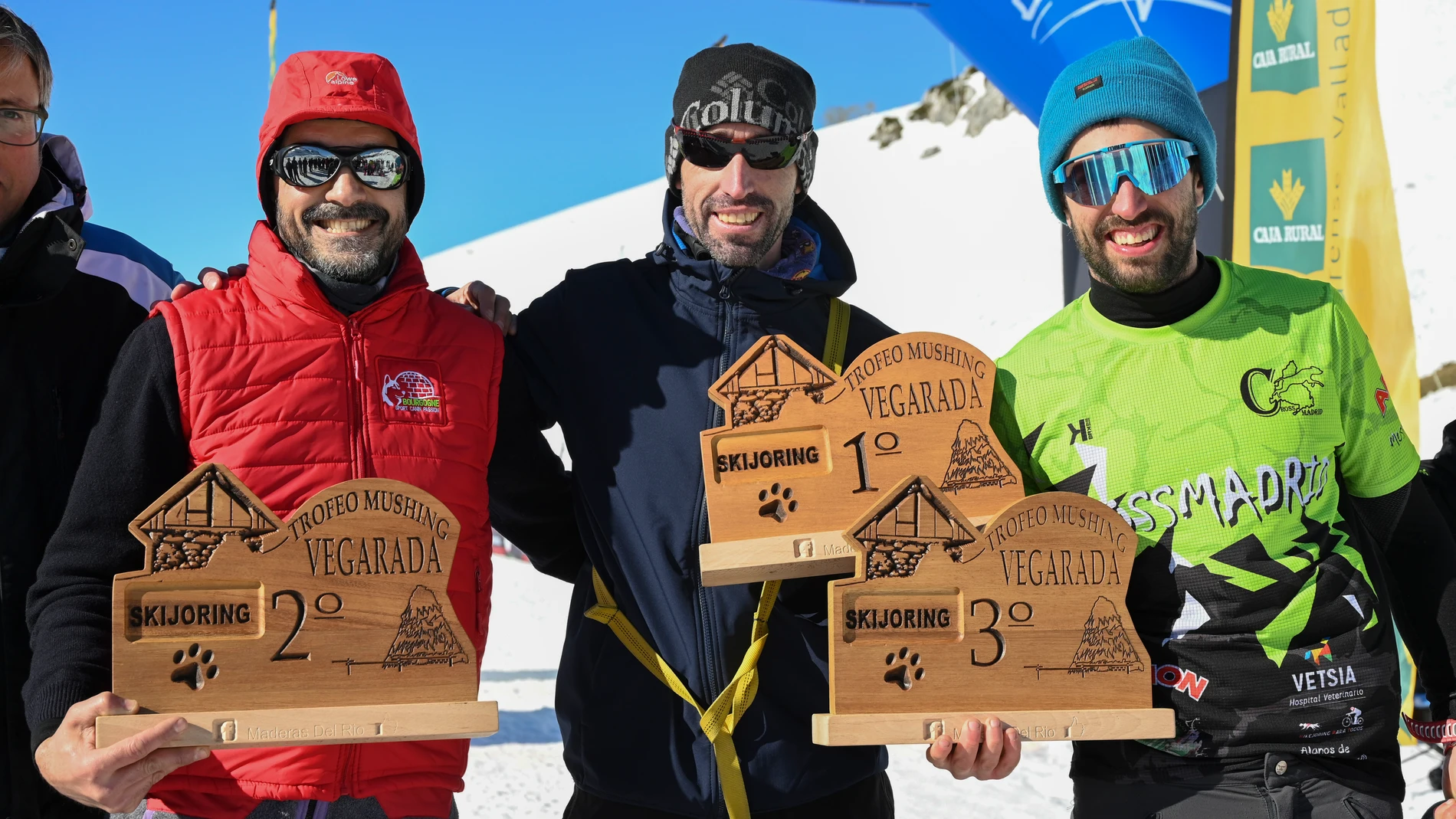 El puerto de Vegarada, en el municipio leonés del Valdelugueros, ha acogido este fin de semana el Campeonato de Castilla y León de Mushing -perros con trineos- en el que se han registrado más de 70 salidas con deportistas llegados de todas partes de España. En la categoría Skijoring se impuso el leonés Ángel Pastrana (c), que precedió en la meta al vasco Jorge Gómez (i) y al madriñeo David Hipola (d)