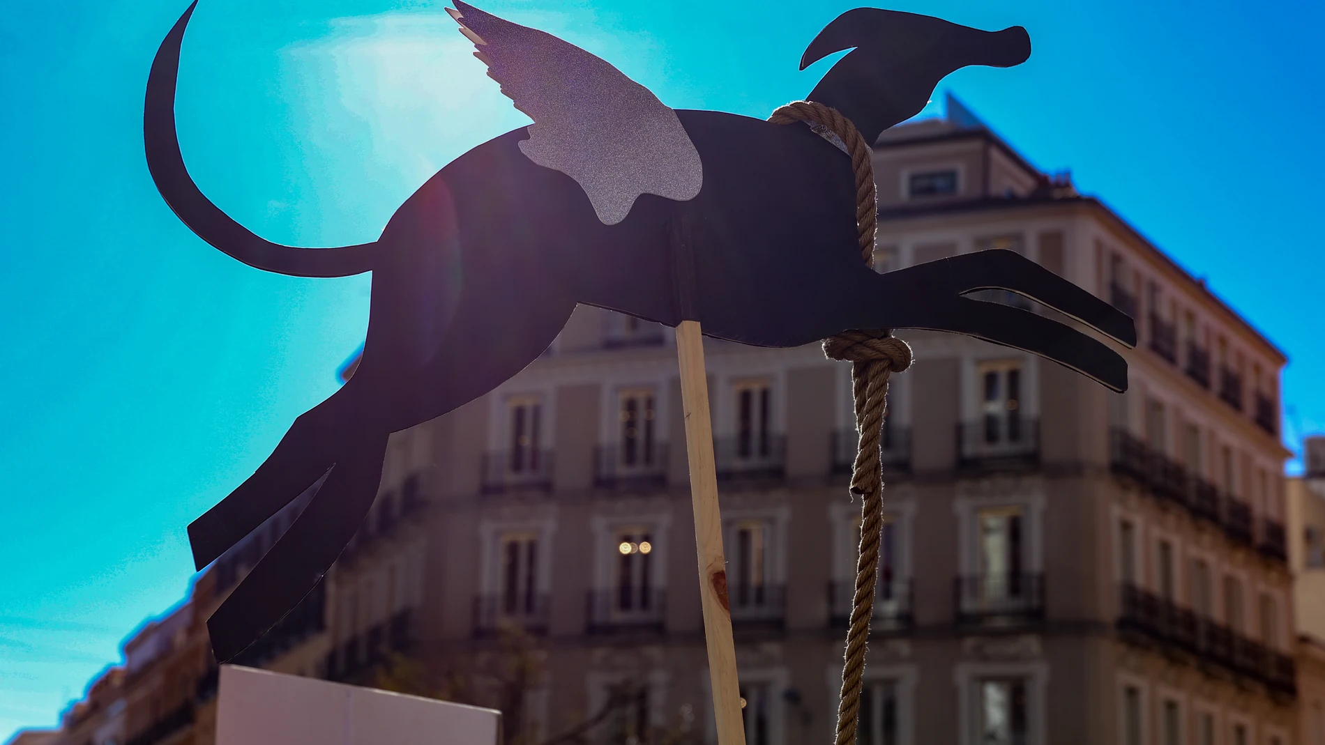 Una silueta de un galgo en una concentración bajo el lema ‘No a la caza’, en la Plaza de Callao