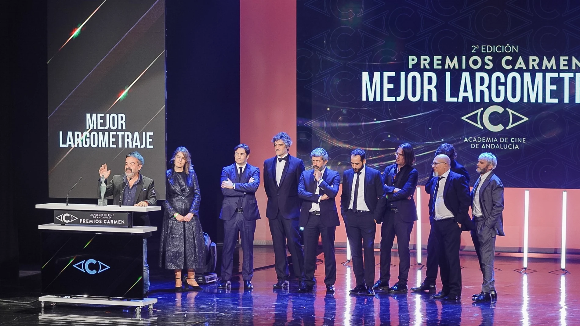 Alberto Rodríguez y el equipo de 'Modelo 77' en los Premios Carmen de la Academia de Cine de Andalucía recogiendo el galardón a Mejor Largometraje. DIPUTACIÓN DE ALMERÍA