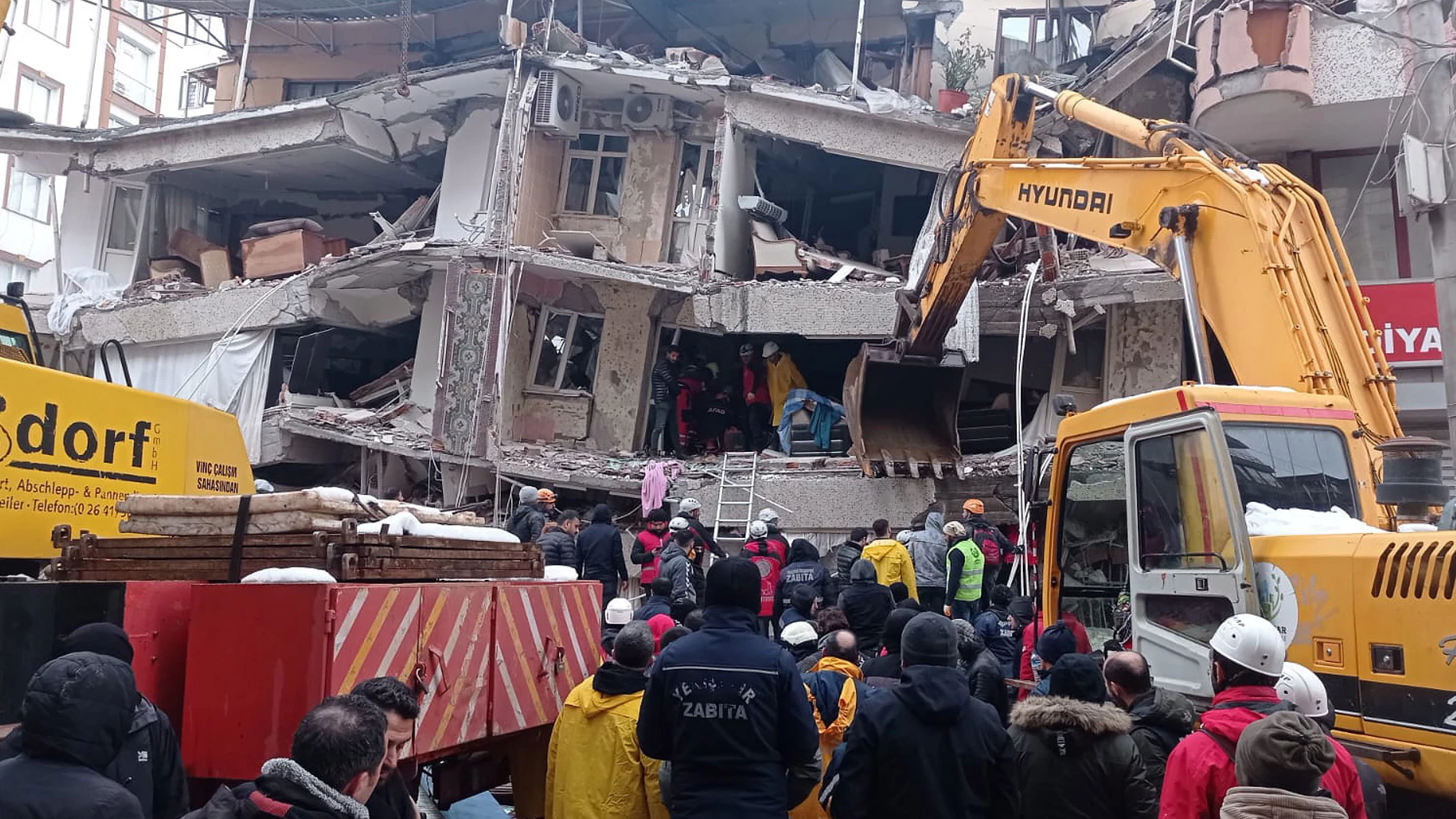 Rescatistas buscan a supervivientes en un edificio residencial colapsado en Diyarbakir, al sureste de Turquía