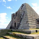 La pirámide se levantó para acoger a los fallecidos italianos en la batalla por el Puerto del Escudo