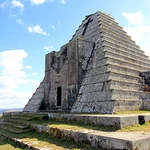 La pirámide se levantó para acoger a los fallecidos italianos en la batalla por el Puerto del Escudo