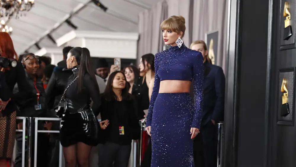 Taylor Swift en la alfombra roja de los Grammy 2023.