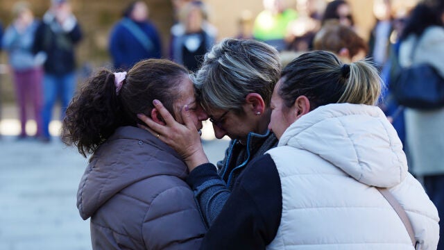 Varias vecinas consuelan a una familiar de Beatriz, una víctima de violencia de género asesinada el pasado 5 de febrero por su ex pareja Ángel R.D. en Baiona (Pontevedra), durante una concentración ante el Ayuntamiento de Baiona. Beatriz fue asesinada cuando su ex pareja fue a las 21:00 de la noche a devolverle a sus hijos de los que ella tenía la custodia 