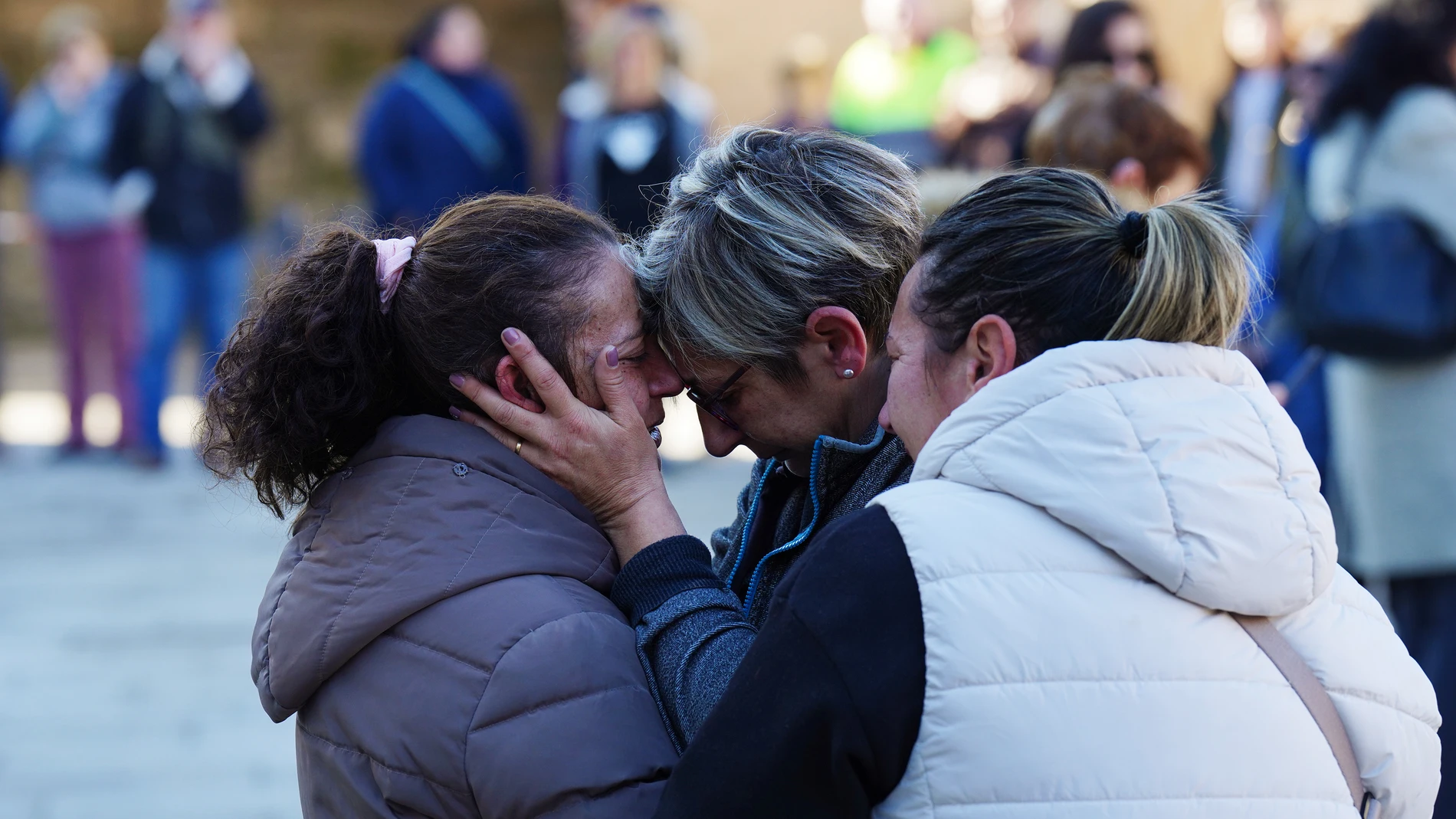Varias vecinas consuelan a una familiar de una víctima de violencia de género durante una concentración ante el Ayuntamiento de Baiona, en Pontevedra