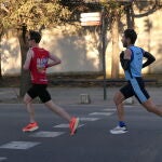 Dos atletas durante la Media Maratón de Sevilla