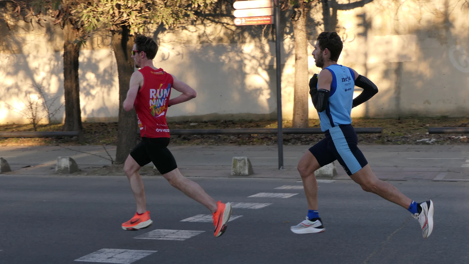 Dos atletas durante la Media Maratón de Sevilla