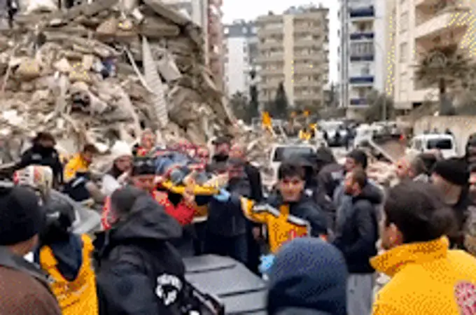Dos terremotos dejan ya casi 5.000 muertos: al menos 3.381 en Turquía y 1.444 en Siria