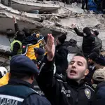 Personal de emergencia busca víctimas en el lugar donde se derrumbó un edificio tras un terremoto en Diyarbakir, sureste de Turquía
