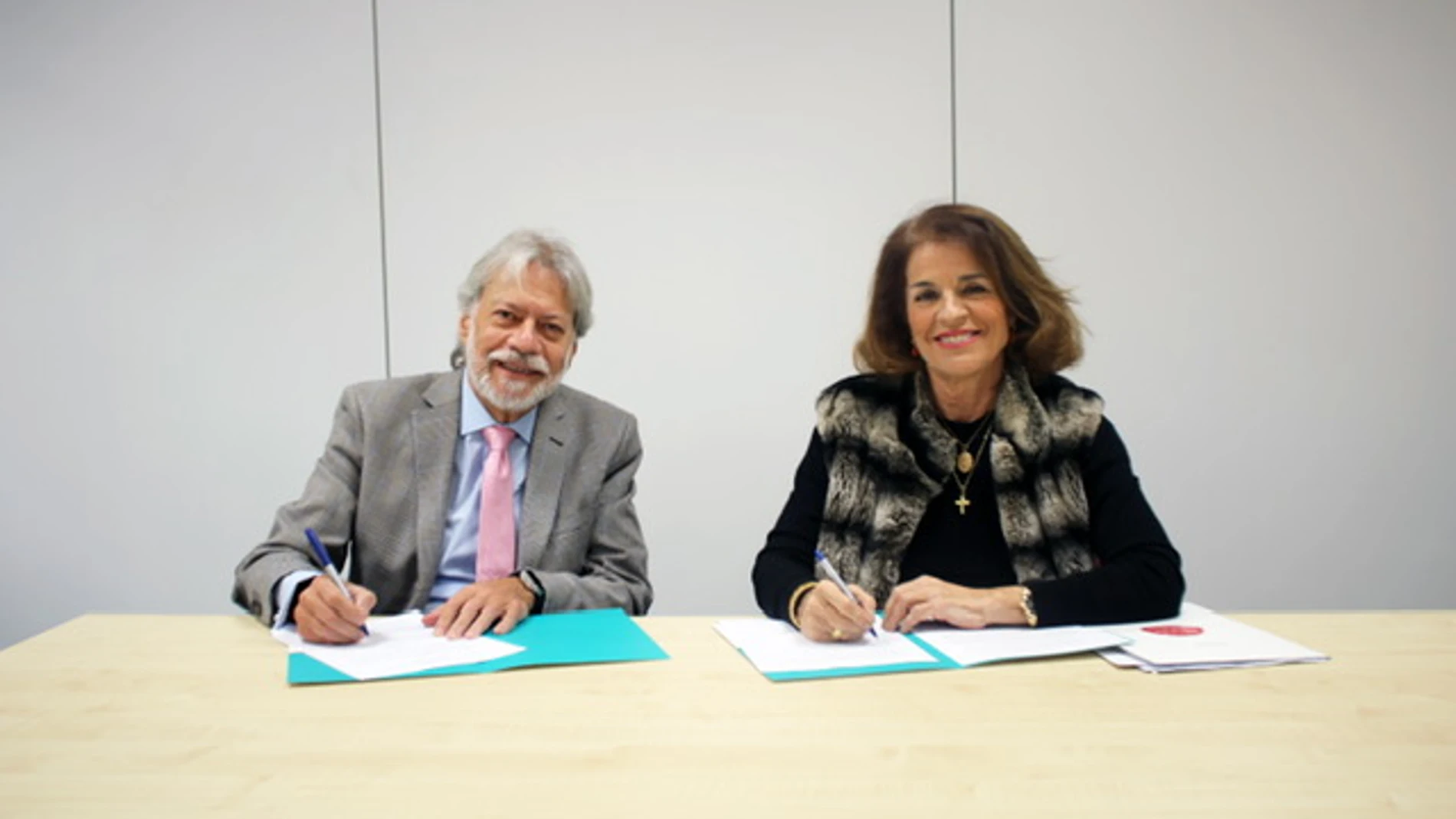 Luis Amodio, presidente del Consejo de Administración de OHLA , y Ana Botella, presidenta de la Fundación Integra